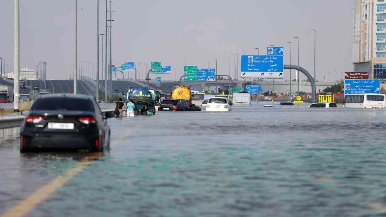 L'alluvione e i morti nell'Oman e a Dubai. Non era mai successo nella storia