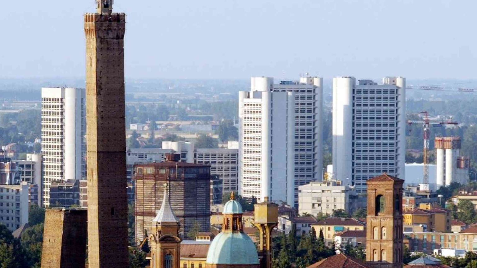 “Sfitto zero” e 700 case agibili: Bologna vara il diritto all'abitare