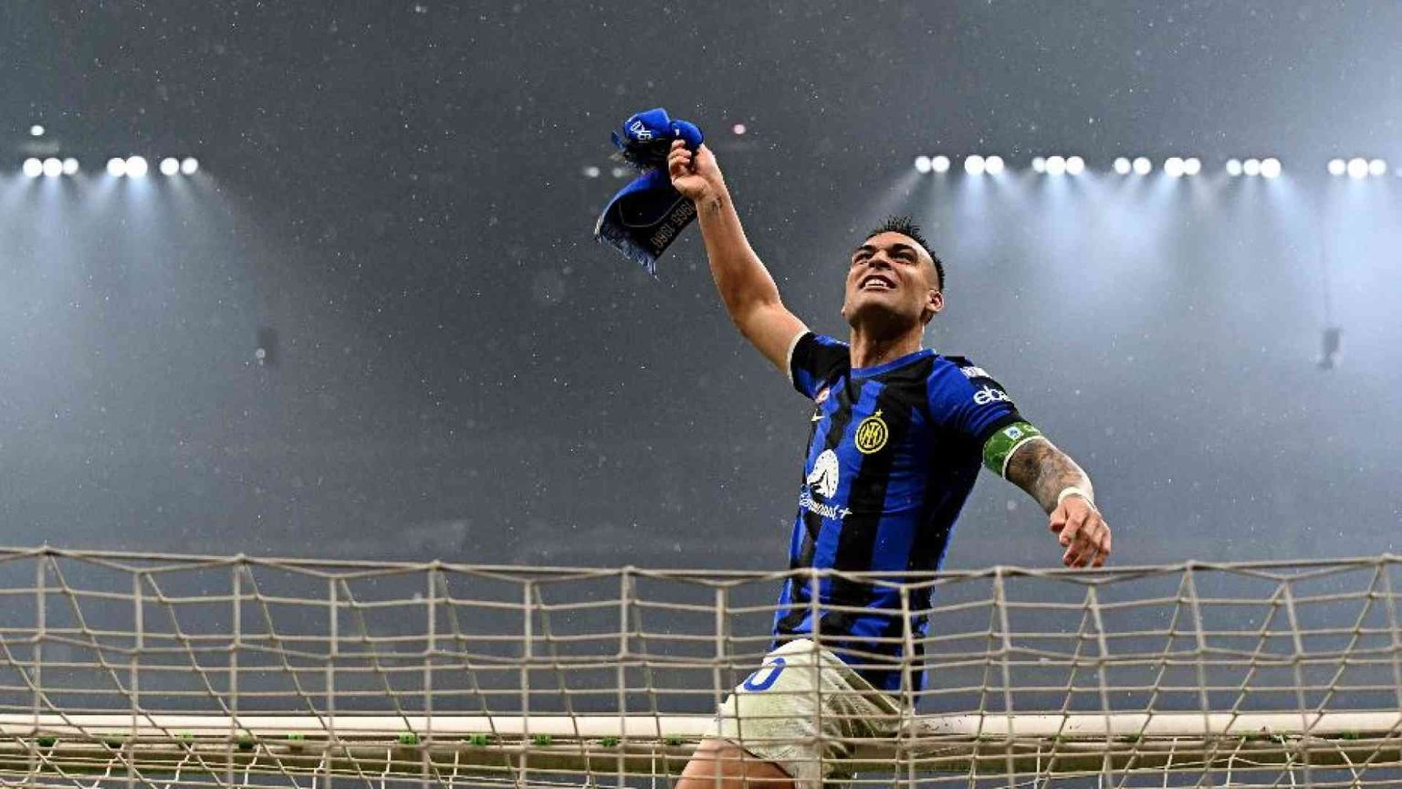 Ballo, canto e recito per la mia Inter... E lo fa anche il mio cane