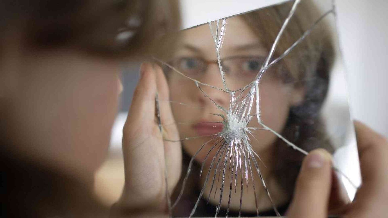 «Non sei in grado di crescere un figlio»: storie di aborto. Le donne? Sole