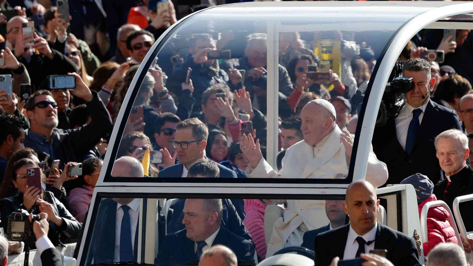 Il Papa: «Fede, speranza e carità per non cadere nella superbia»
