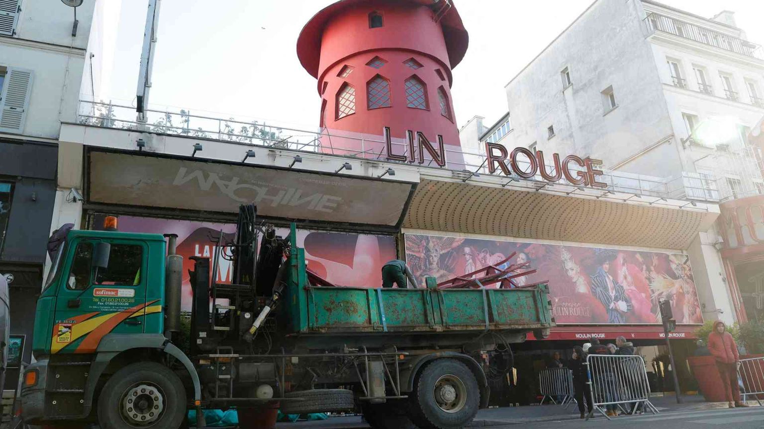 Cadono lettere e pale: il «Moulin Rouge» chiude per incidente