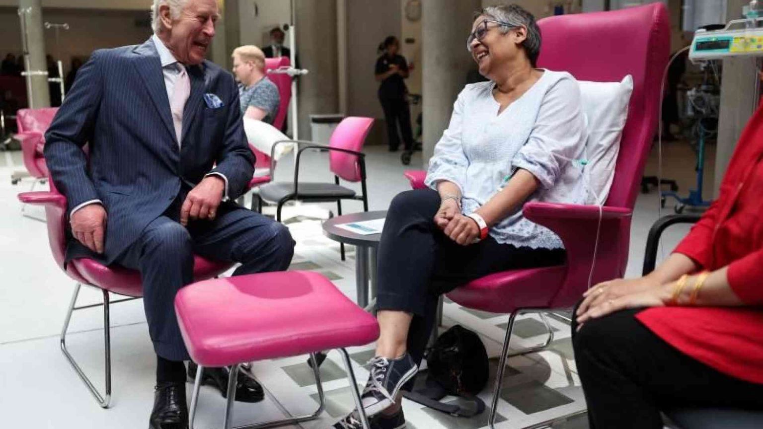 Re Carlo torna in pubblico. Malato tra i malati di un oncologico