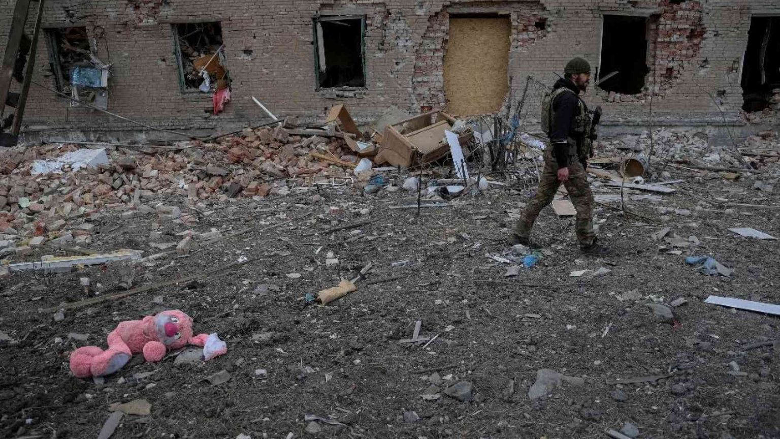 La città di Chasiv Yar carbonizzata. Il Pentagono accusa: usate armi chimiche