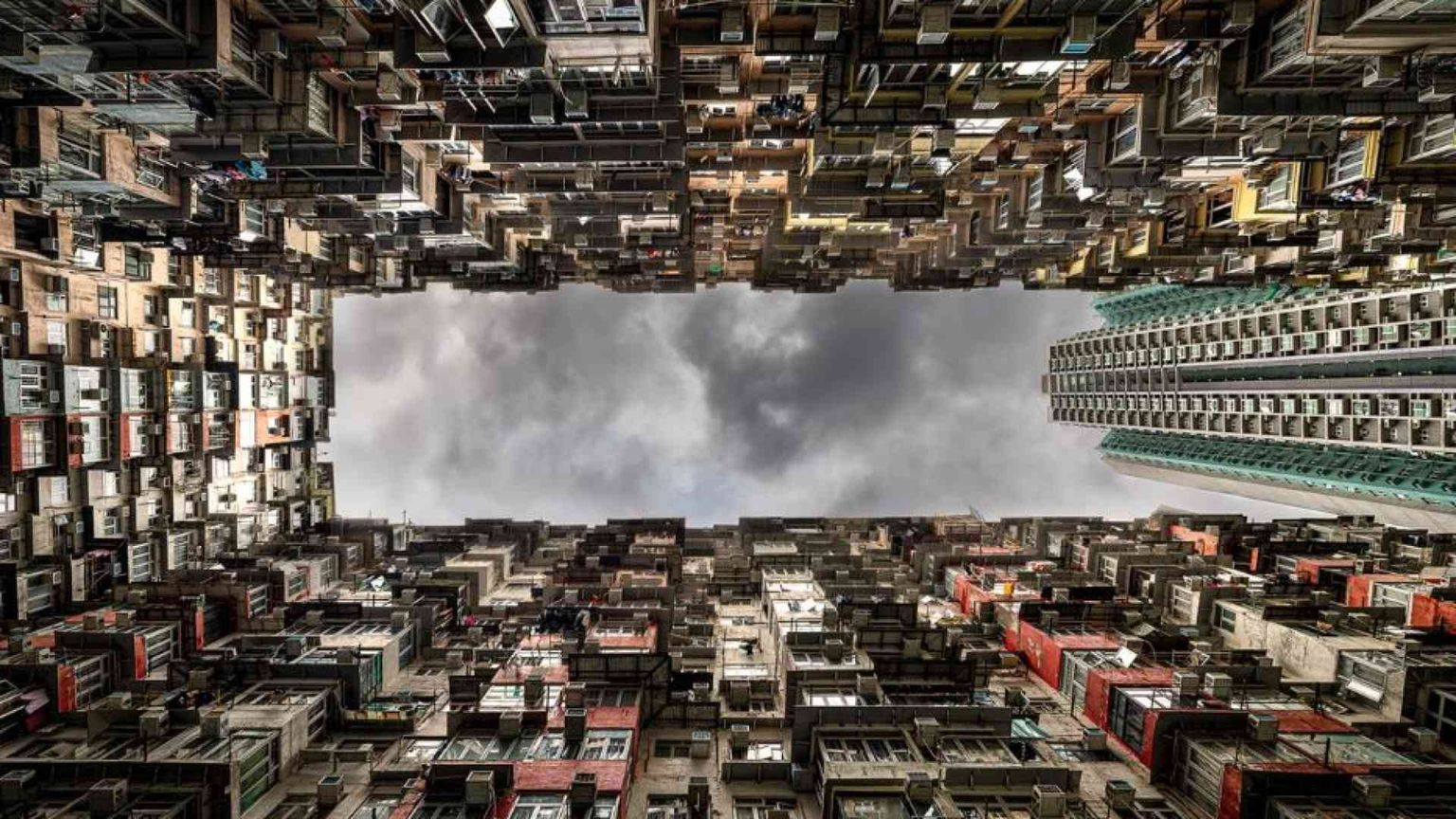 Lusso e povertà, dentro le contraddizioni di Hong Kong