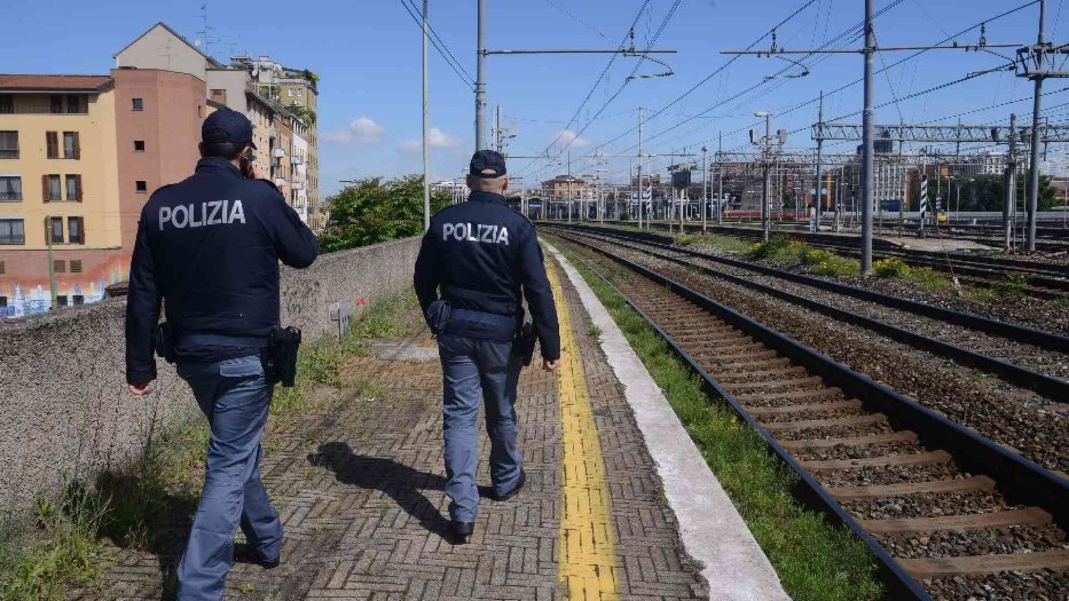 Un'altra aggressione alla polizia. L'agente spara per difendersi