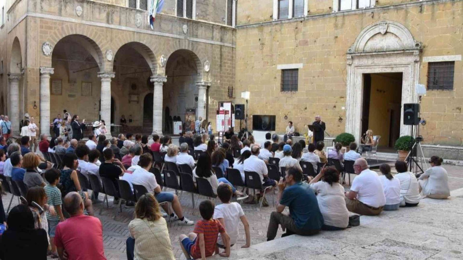 Con l'Emporio letterario Pienza fa il pieno di storie e di libri