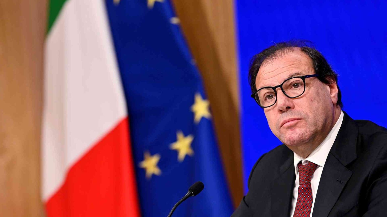 Torna il redditometro, anzi no. Protesta il centrodestra, Leo precisa