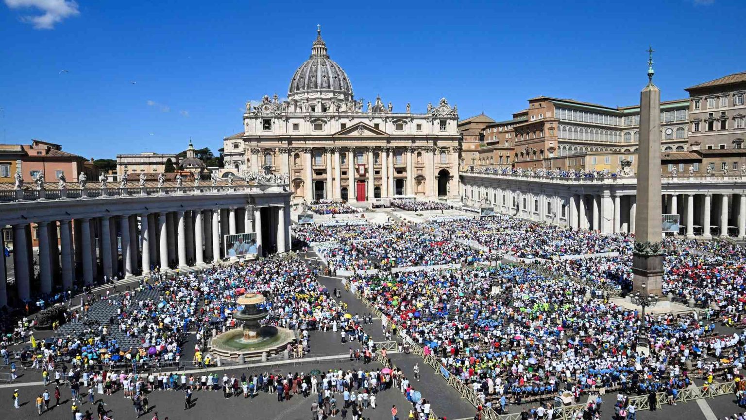 Il Papa ai bambini: «Pregate Padre, Figlio e Spirito per la pace»