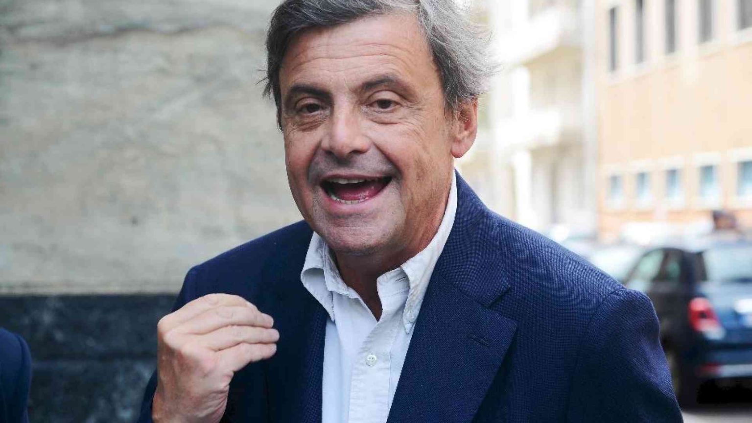 Calenda irride Salvini per il post del "tappino Ue"