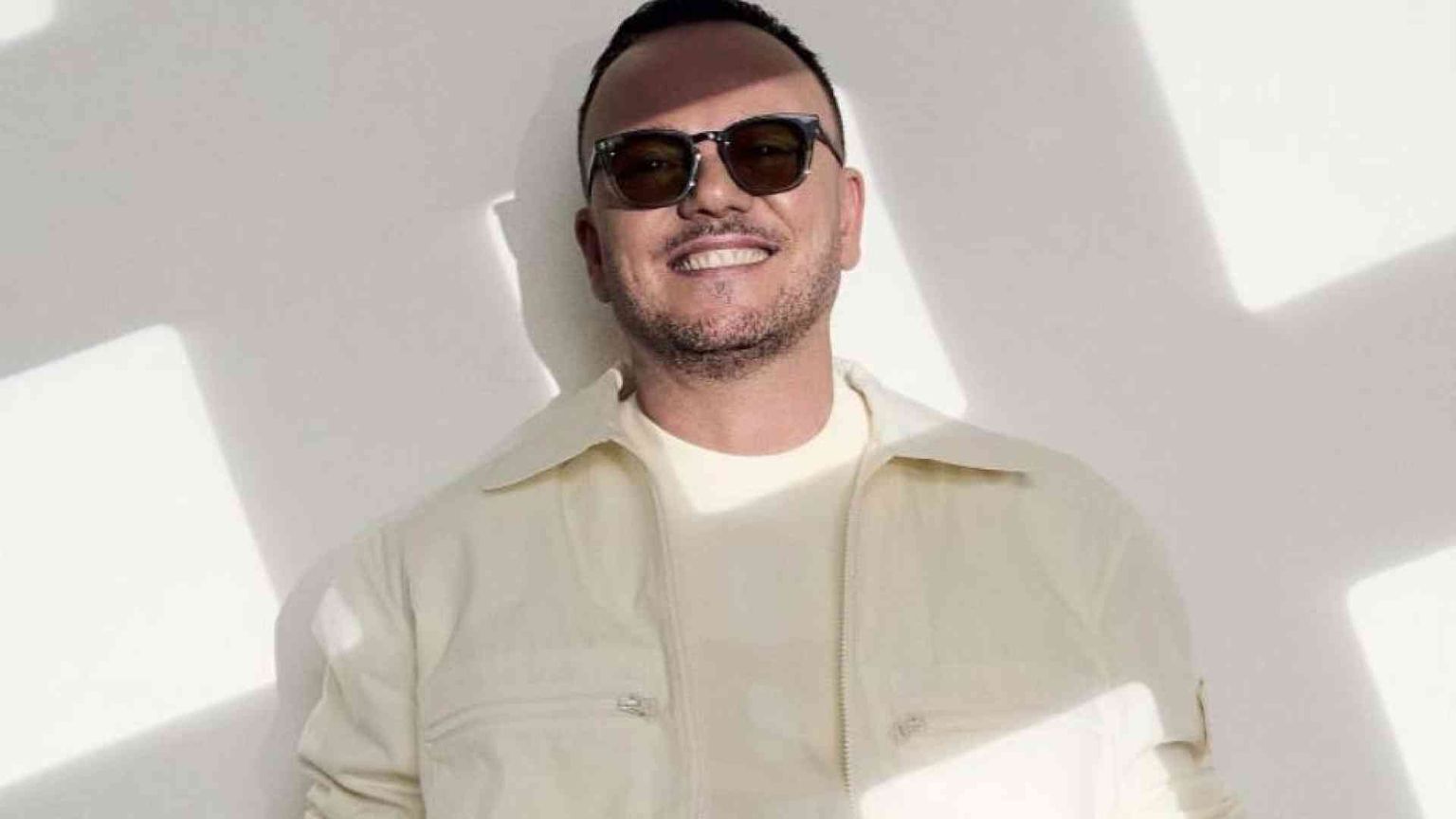 Gigi D'Alessio canta l'orgoglio napoletano