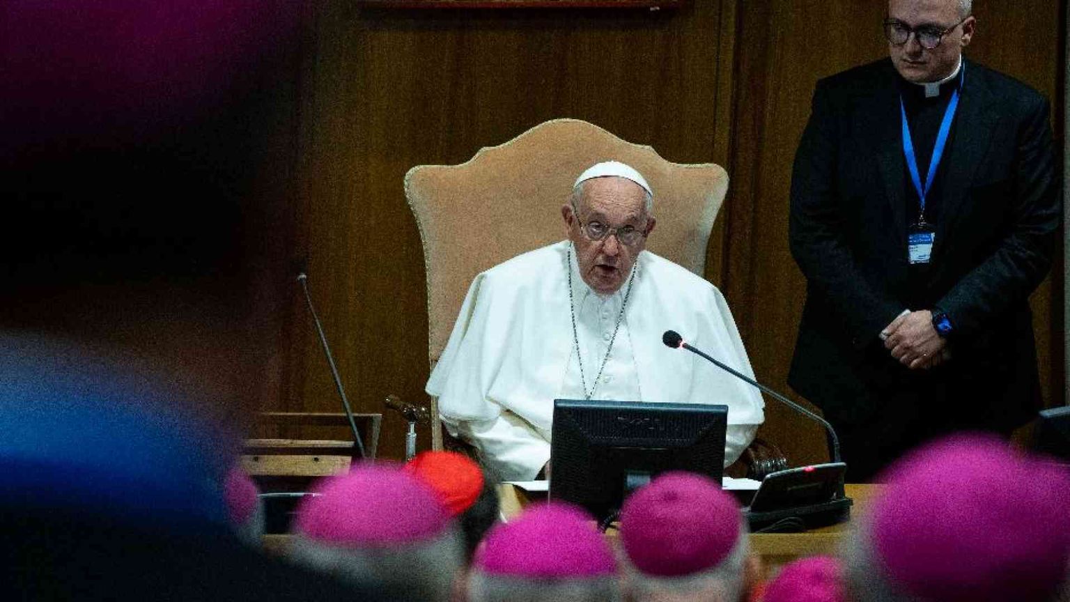 I gay nei seminari, il Papa si scusa: «Mai inteso offendere»