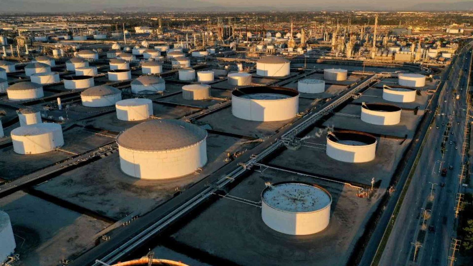 Il petrolio costa sempre meno. Perché il mondo ha meno fame di greggio