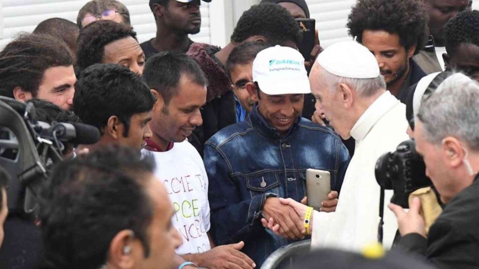 La preghiera del Papa per i migranti: «Siamo la Tua Chiesa pellegrina»
