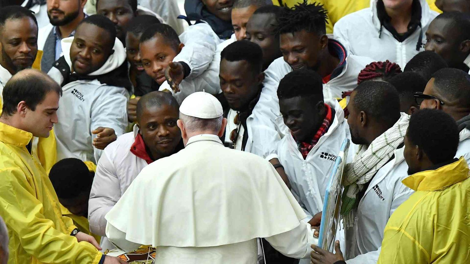 Papa Francesco: «Nei migranti assetati e provati incontriamo il Signore»