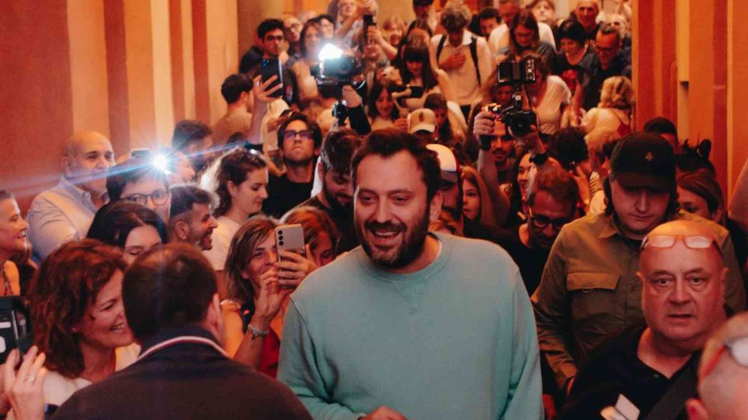 "Luci a San Luca", Bologna in cammino sotto i suoi portici con Cremonini