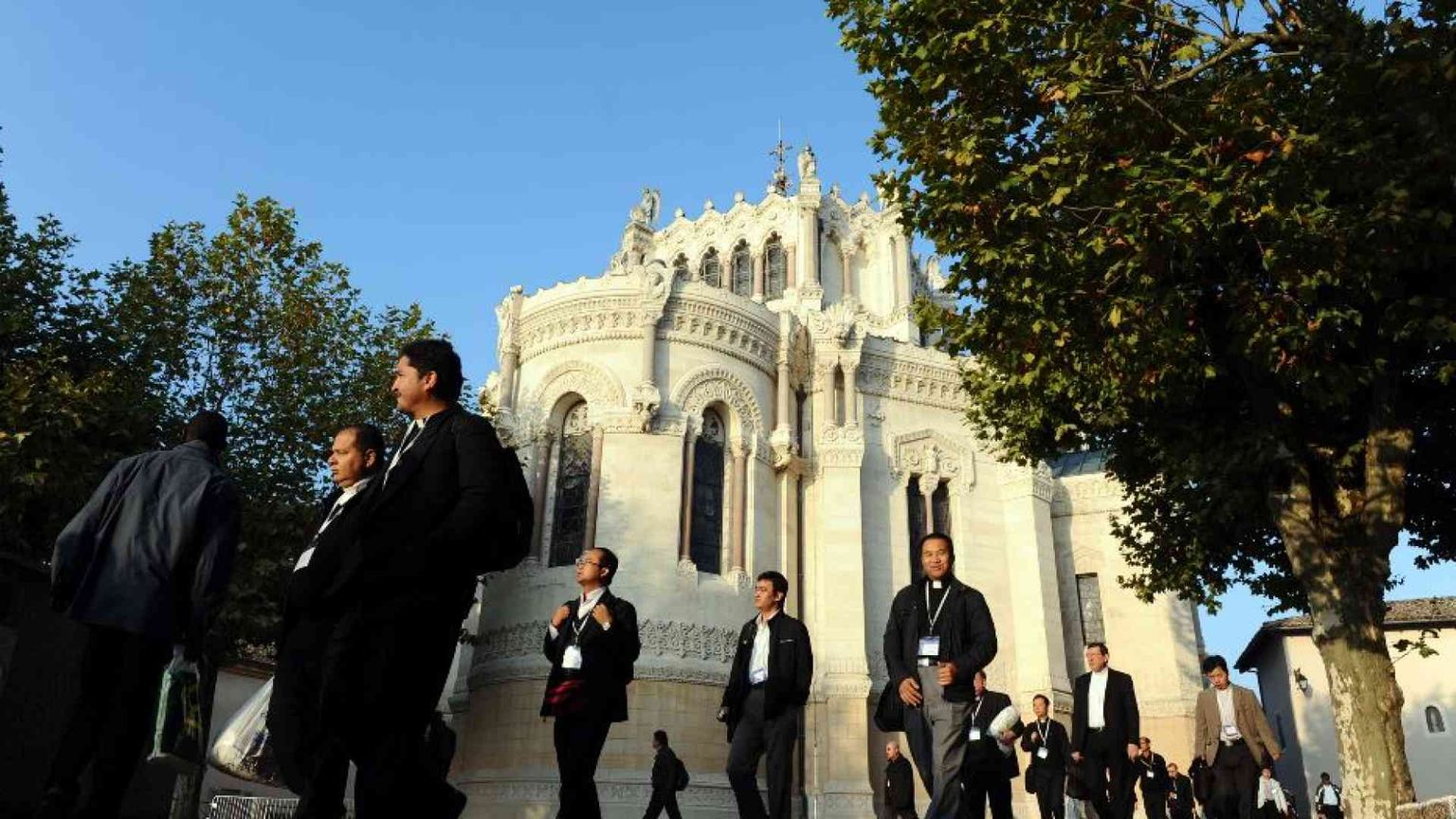 Preti e omosessualità: oltre le norme serve una formazione affettiva seria