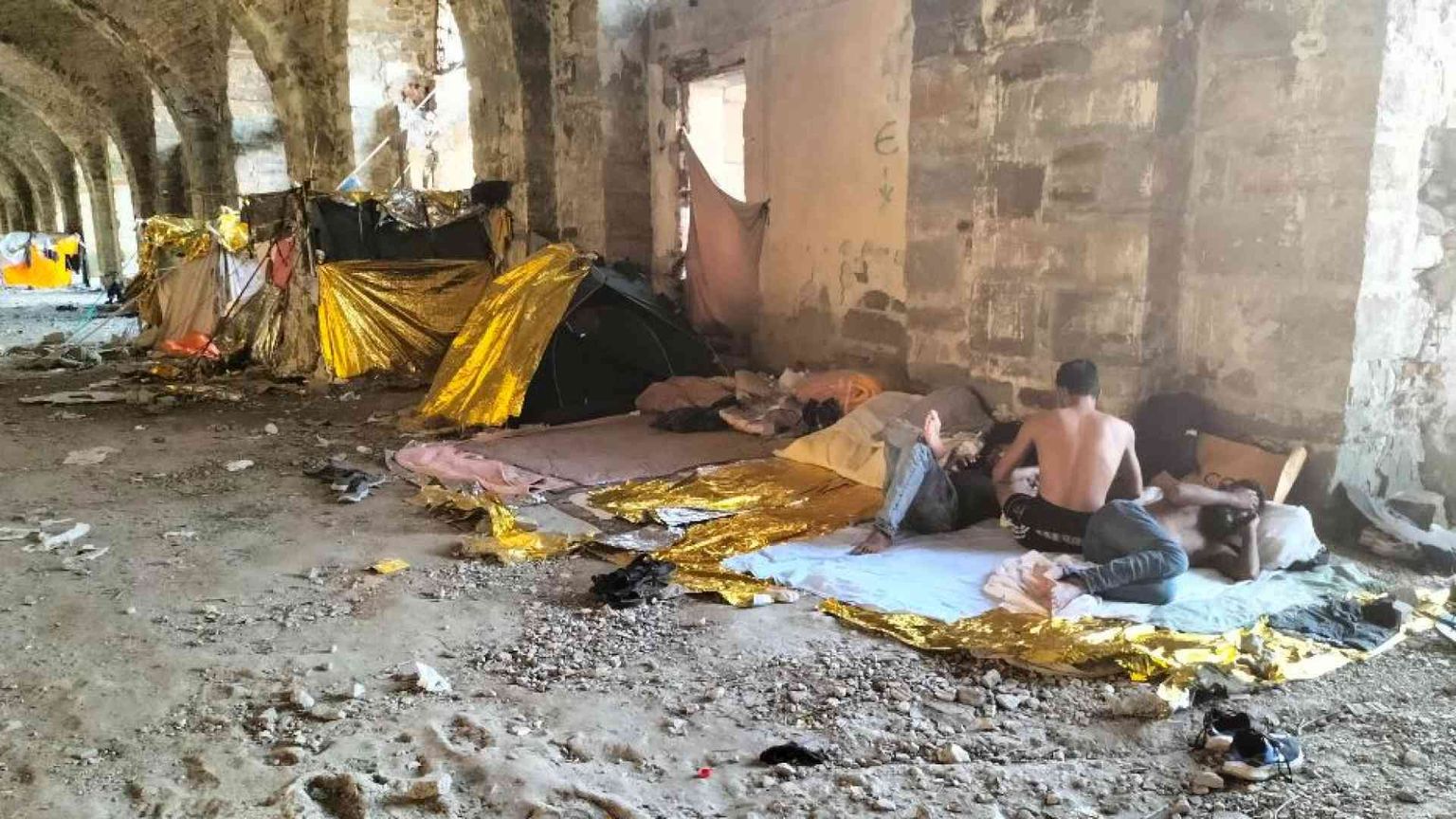 Chiude il Silos dei migranti. Il vescovo: «Un luogo indegno. Ora soluzioni»