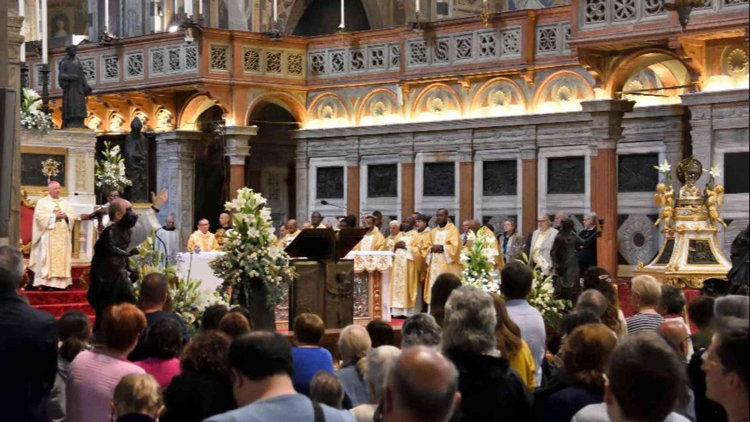 Da tutto il mondo a Padova per sant'Antonio: «Per noi è un amico»
