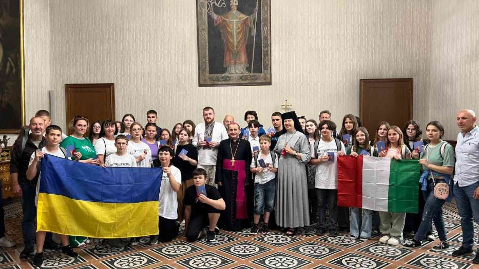 L’abbraccio dell’arcivescovo Delpini ai ragazzi ucraini: «Insieme per la pace»