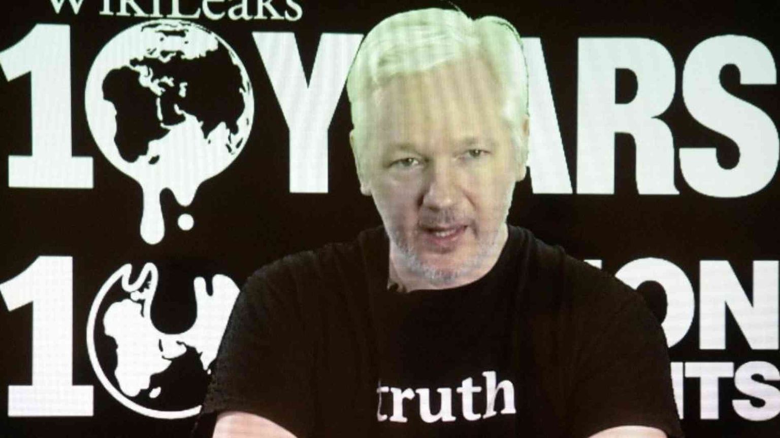 Chi è Julian Assange e di quali reati era accusato