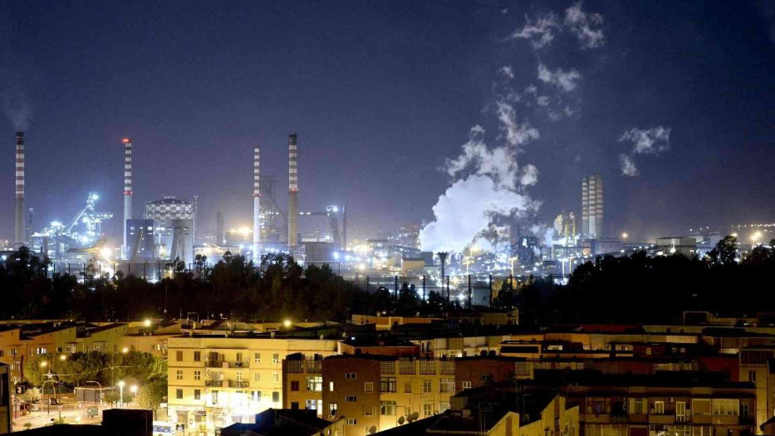 La Corte Ue: «Se è pericoloso l'impianto ex Ilva deve essere sospeso»