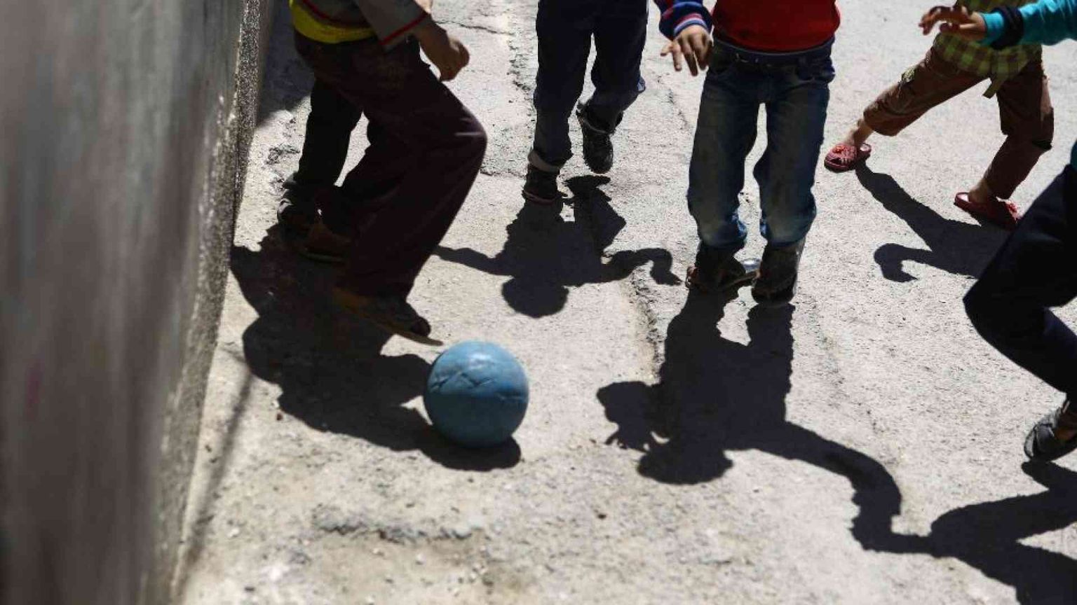 Lite per un pallone finisce a insulti razzisti. E diventa un caso politico