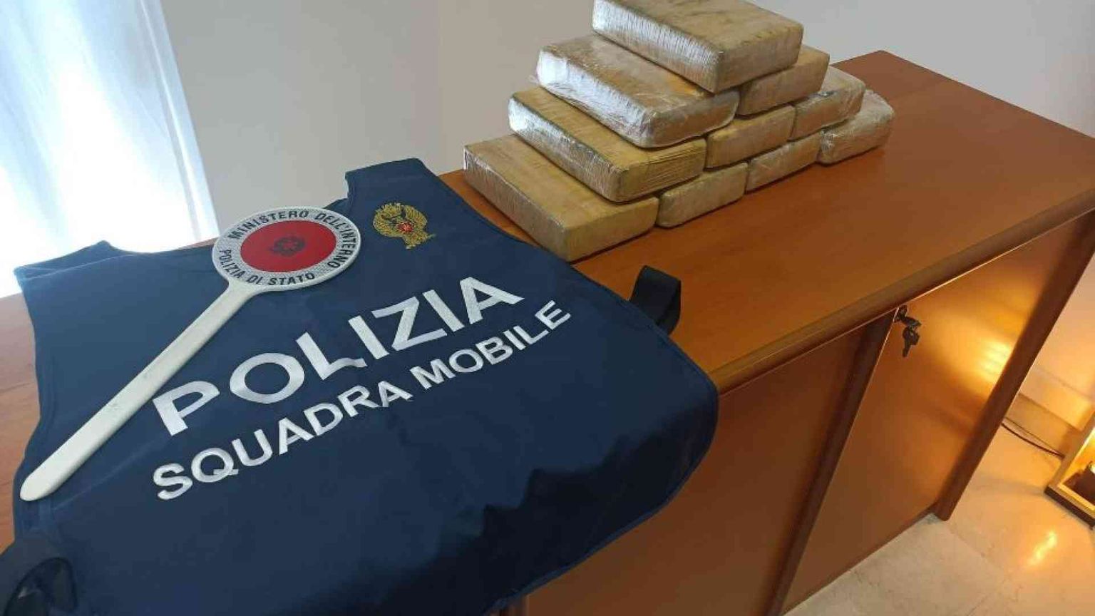La droga si ordina dall'app del telefonino, come fosse una pizza