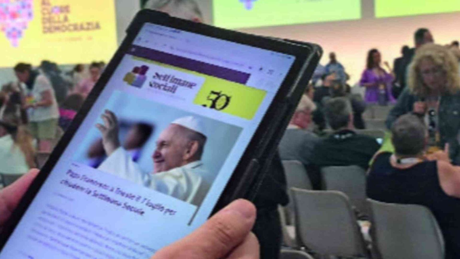 L'incontro con i delegati e la Messa in piazza: il Papa a Trieste