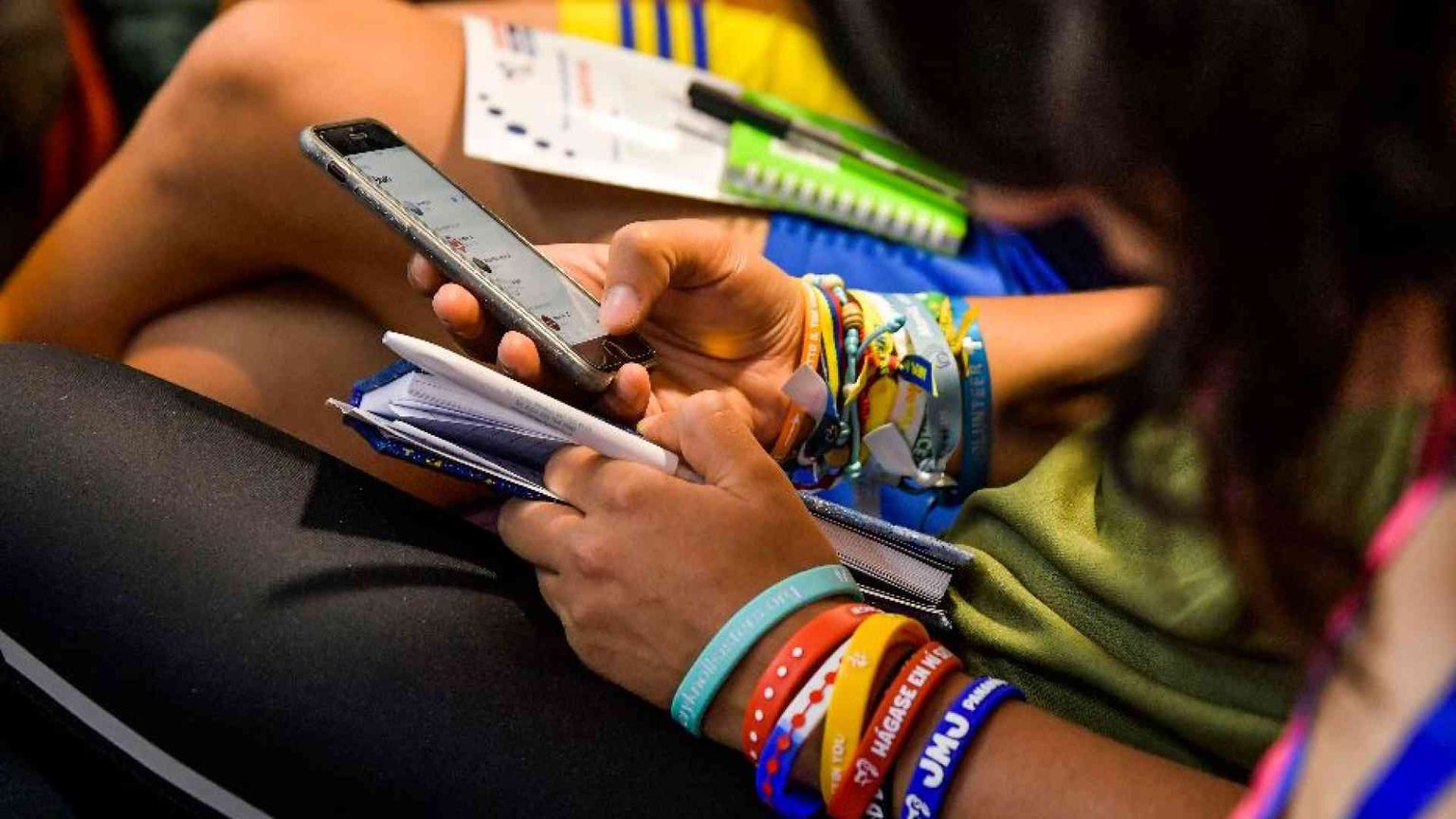 Cellulari in classe, il ministro ha firmato: stop da settembre