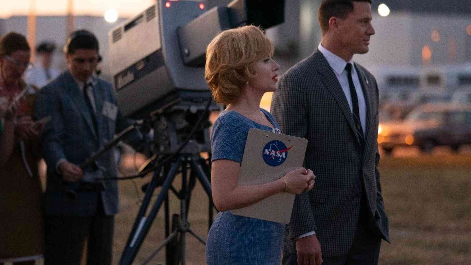 L'allunaggio falso e il volto dell'America: cosa c'è in “Fly me to the moon”