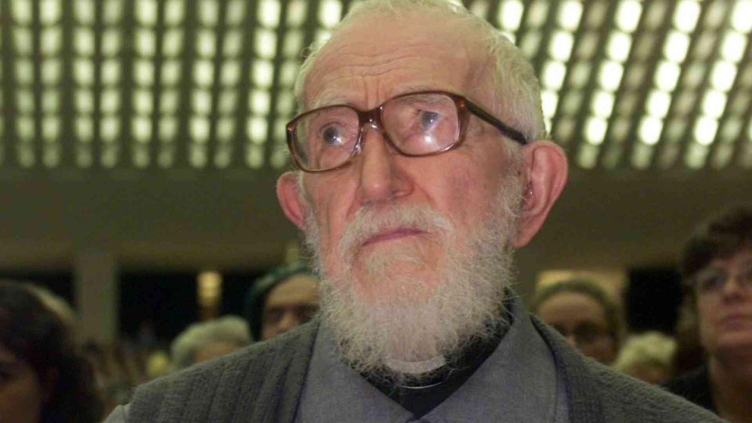 Choc in Francia: l'Abbé Pierre accusato di violenze sessuali