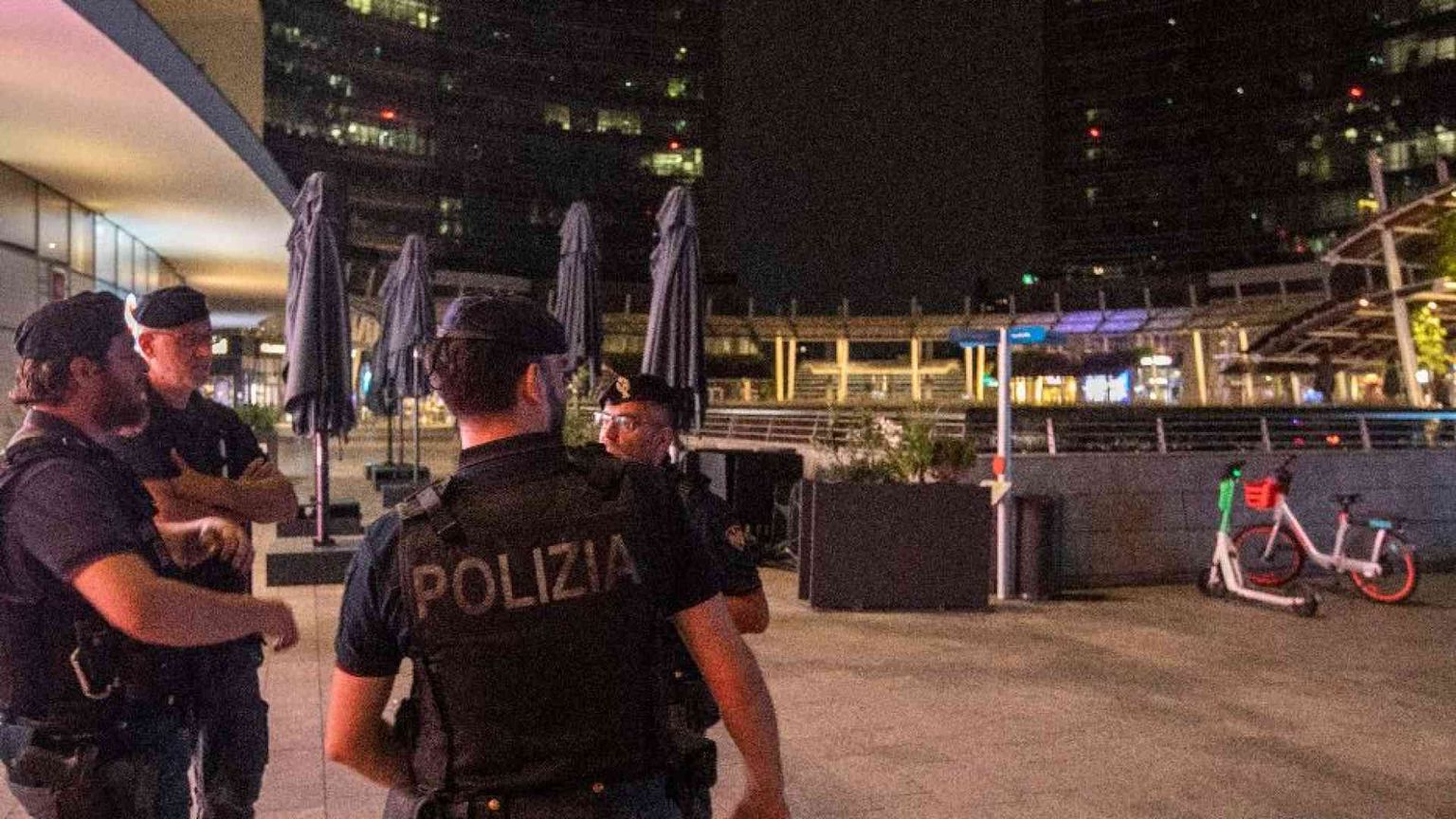 I "maranza" e i rapinatori di Rolex: le luci delle volanti nella notte