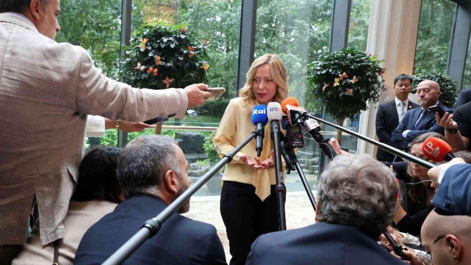 Meloni: i rapporti con l'Ue non peggiorano, la Cina smetta di sostenere Mosca