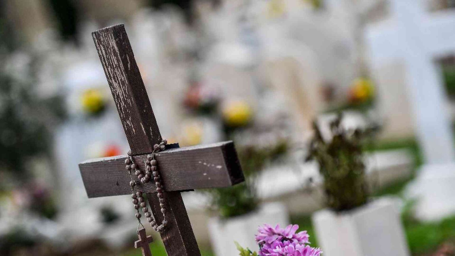 Preghiera per un defunto: il rosario sta prendendo il posto del funerale?