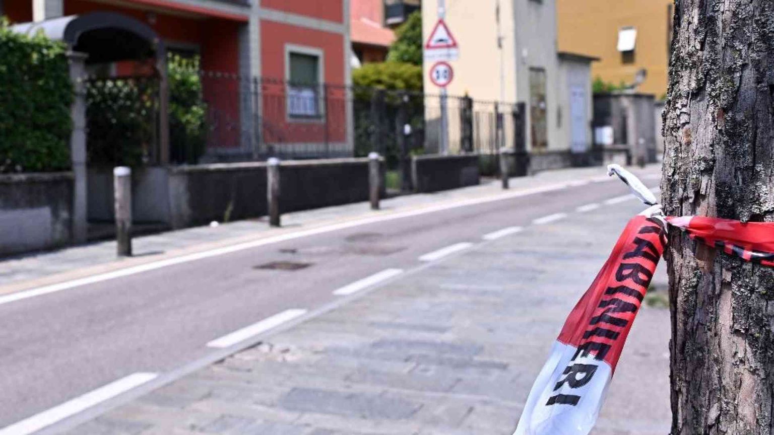 Giovane donna uccisa in strada a Bergamo: «Aiuto, mi accoltellano»