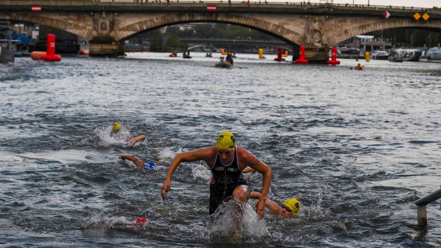 Il triathlon alla fine si tuffa ed esce indenne dalla Senna