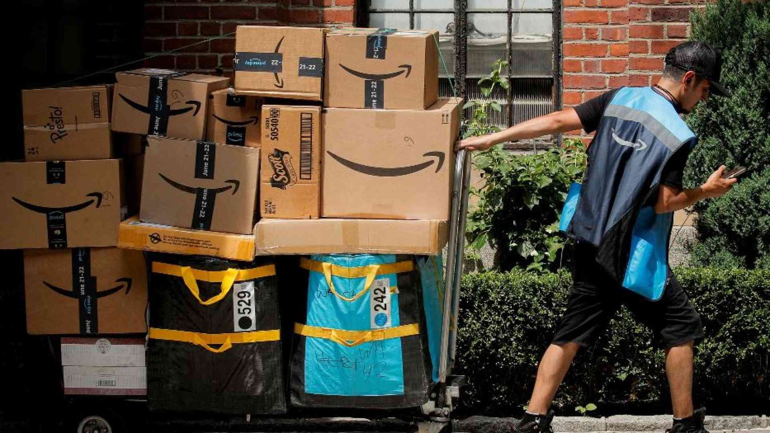 «Noi autisti, puntini sulla mappa». Amazon, la verità choc degli ex corrieri