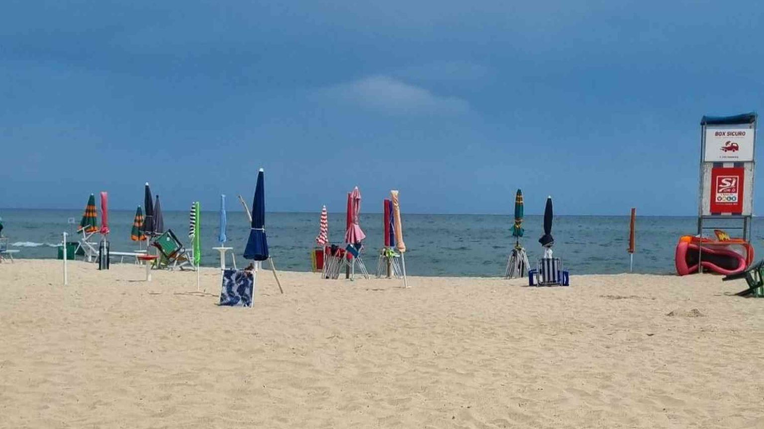 Fulmine in spiaggia: tre donne ferite, una è grave. Un morto a Salerno