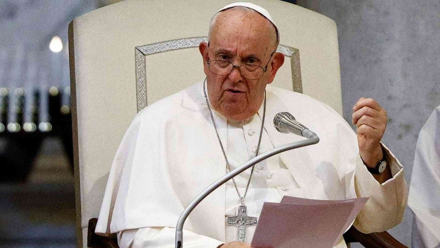 Il Papa: la letteratura apre agli altri. Ecco la "biblioteca" di Francesco