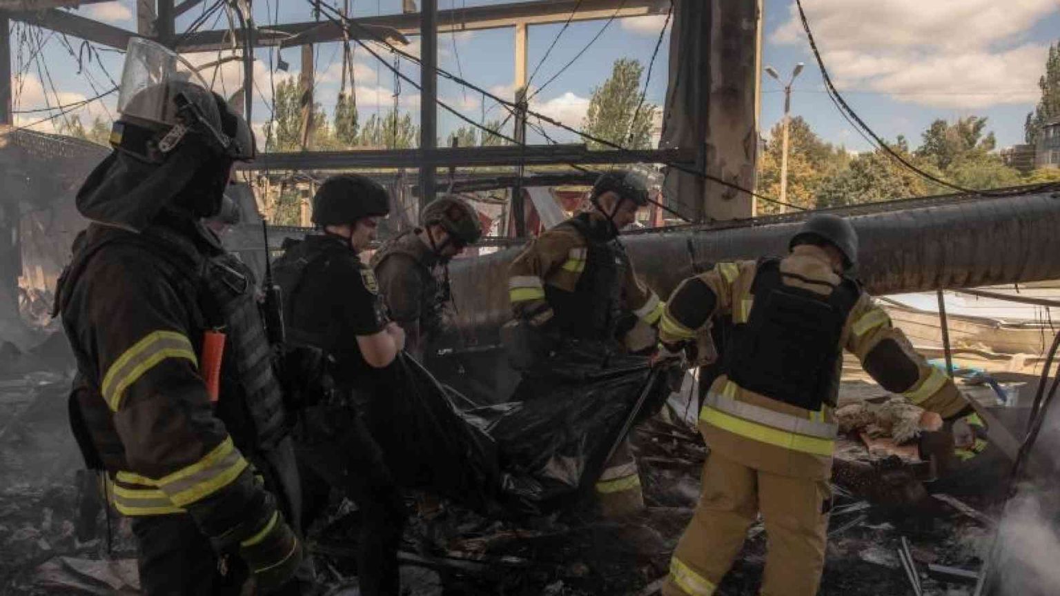 Per Mosca ora Kursk è un'emergenza. La vendetta: 14 morti in un supermercato