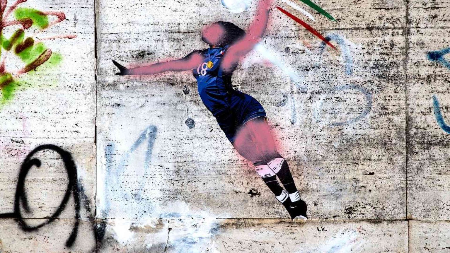 Lo spray rosa, le polemiche: cosa è successo al murale per Paola Egonu