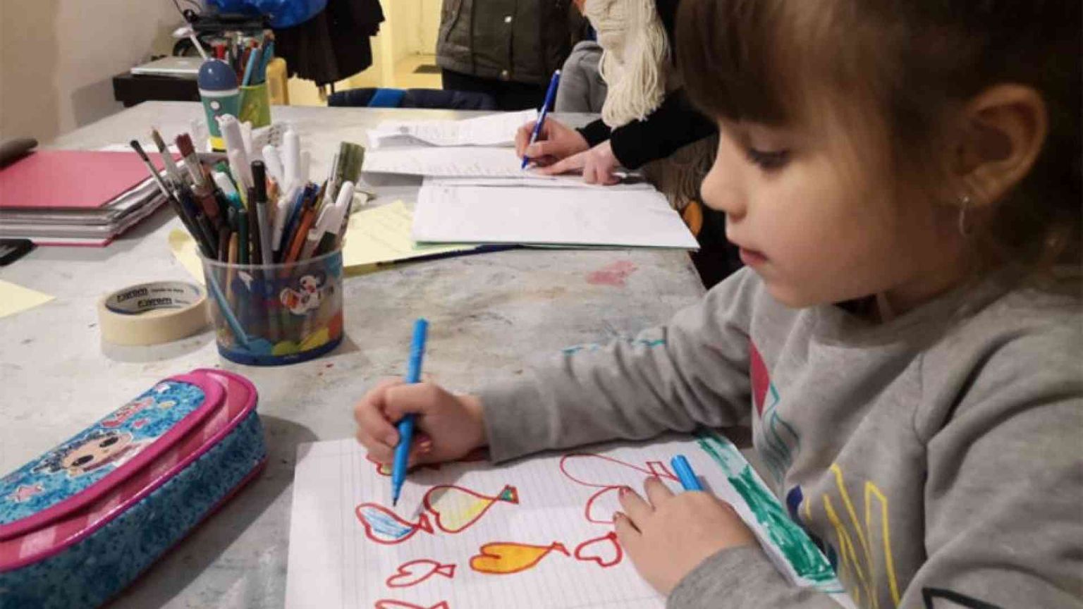 Per i bambini più poveri quaderni e matite nascono sull'albero