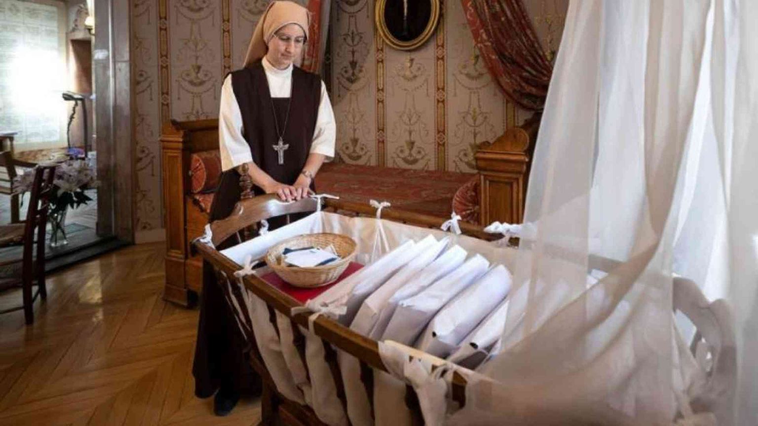 Nella culla di santa Teresa di Lisieux le preghiere di tutto il mondo