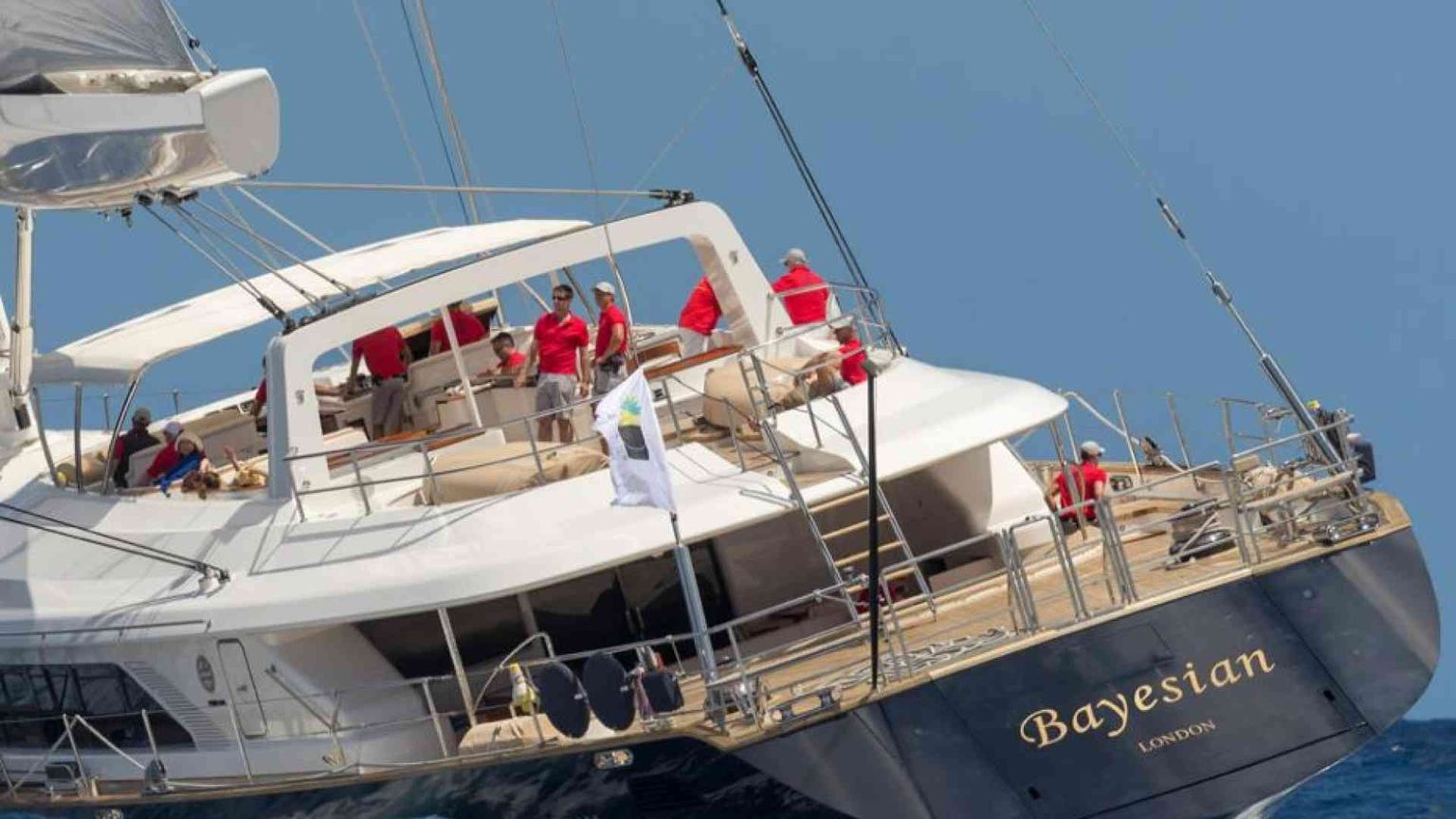 Per lo yacht sì, per i barconi no: anche la compassione è diventata selettiva