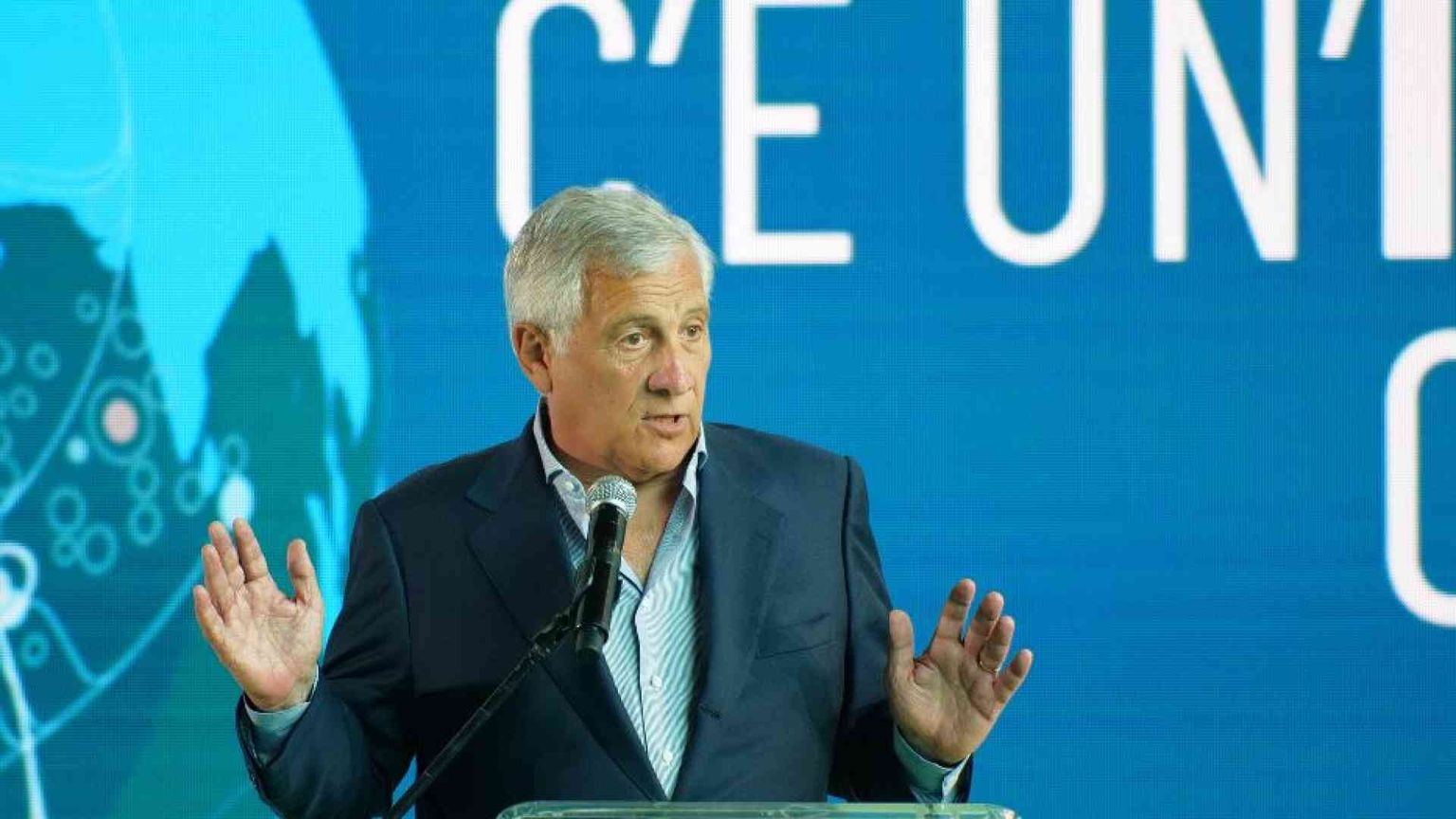 Sì, è stato un Meeting poco “politico” (e il problema è della politica)