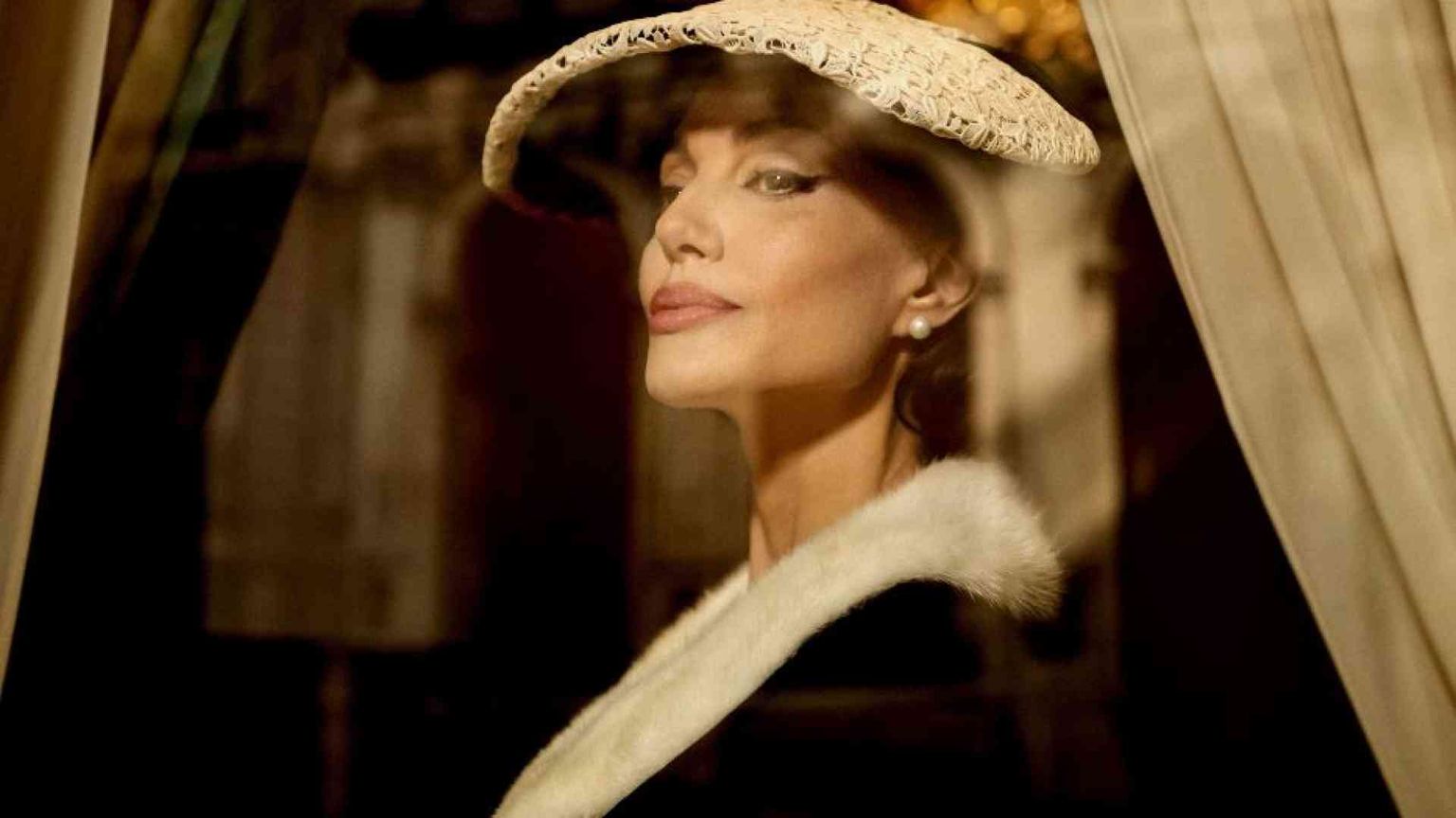 Fragile e vulnerabile, è la Callas di Angelina Jolie