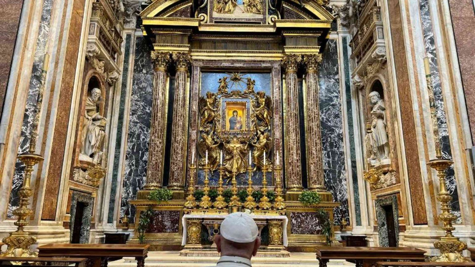 Francesco prega in Santa Maria Maggiore per il viaggio in Asia e Oceania