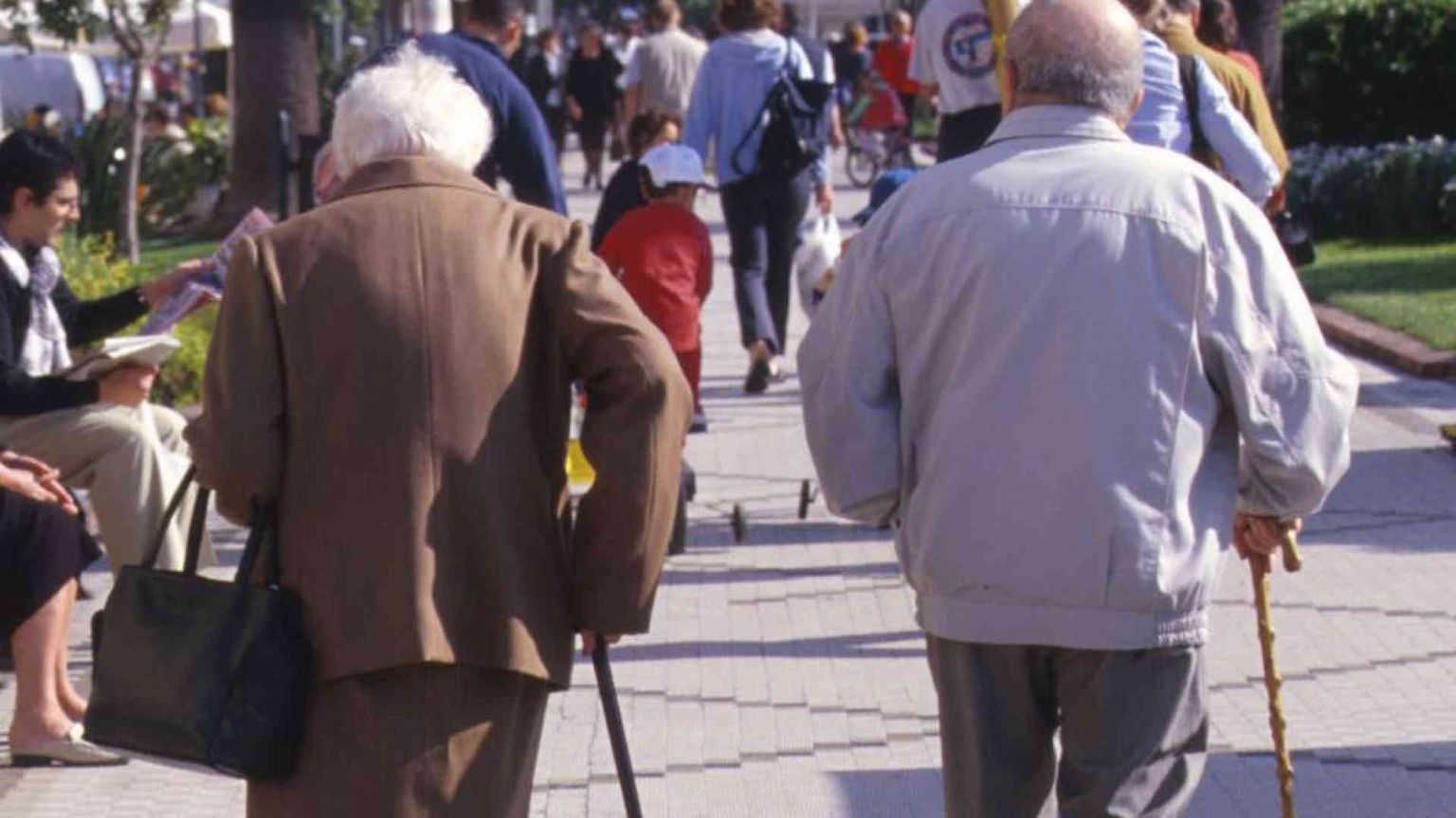 Invecchiare insieme: lui sta benone, lei meno. Perché?