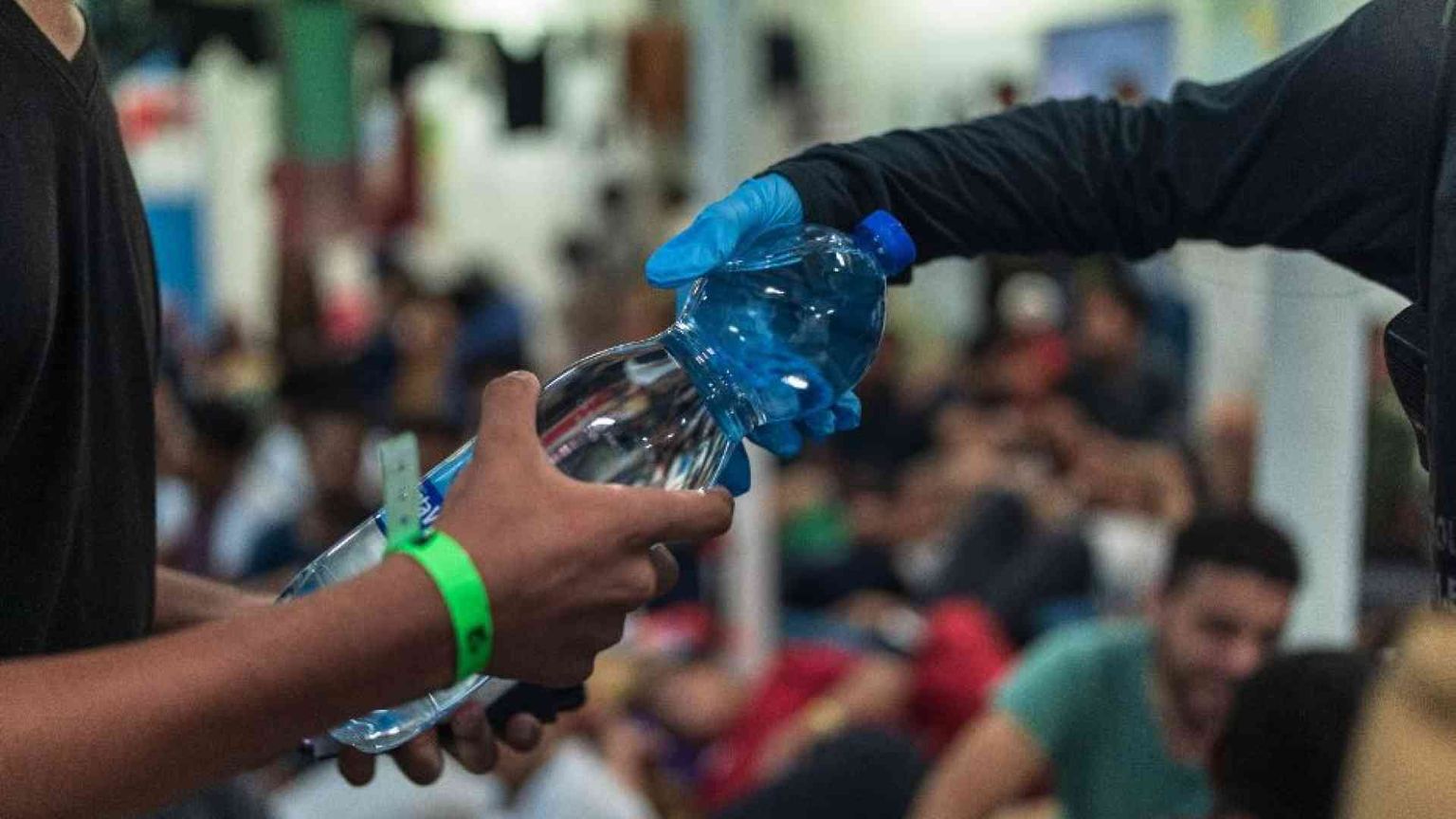 A Lampedusa i turisti hanno assistito i migranti appena sbarcati